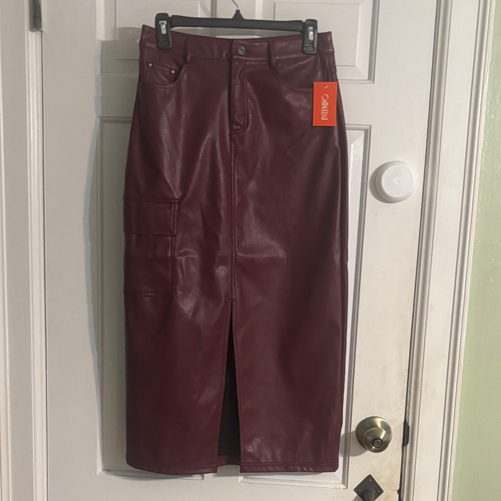 Elegant Burgundy Leather Pencil Skirt